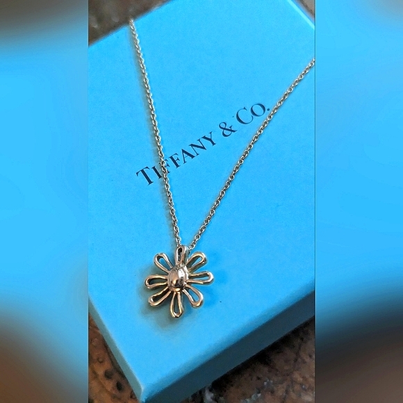Tiffany and co 18K Gold Daisy necklace by Paloma Picasso - Picture 3 of 8